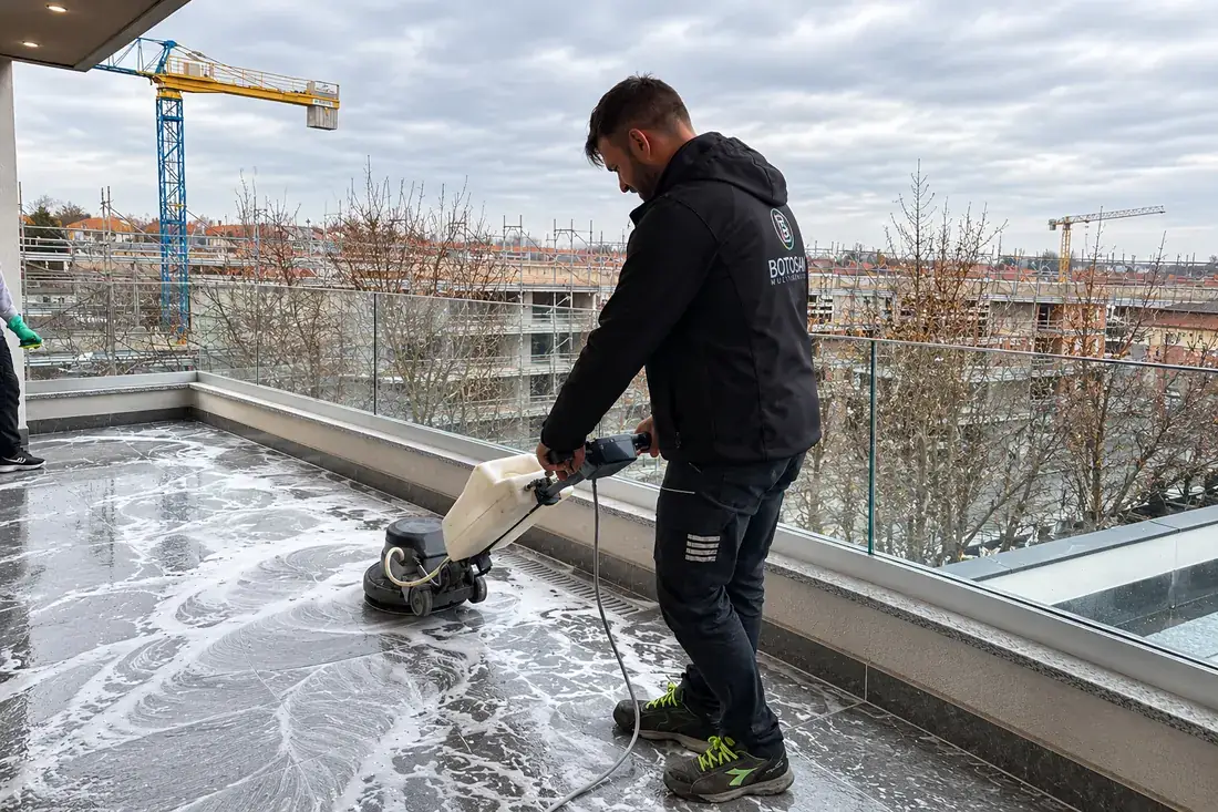Pulizia di un terrazzo dopo il cantiere