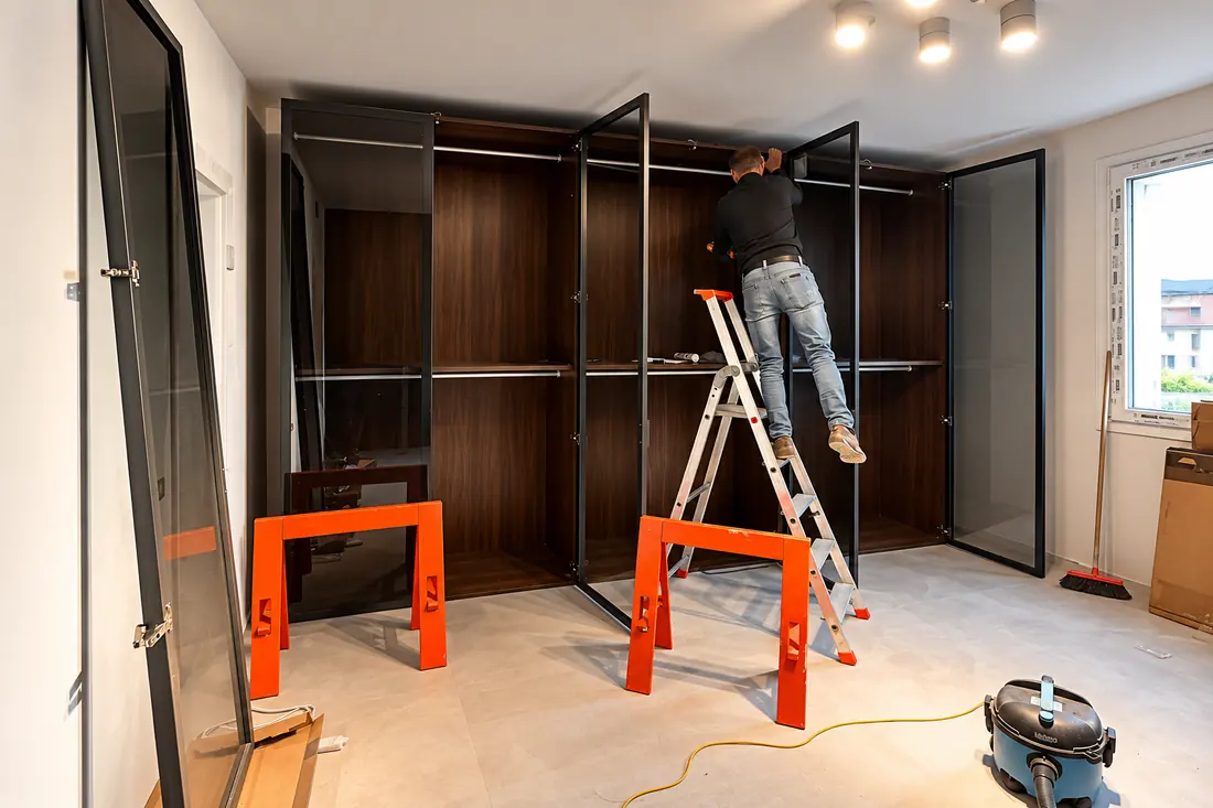 Montaggio di una cabina armadio