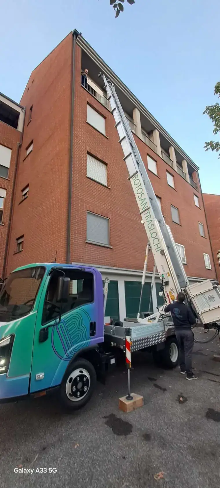 Noleggio scala aerea fino a 33 metri per movimentazione in quota